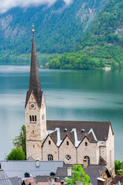 Avusturya'da Salzkammergut bölgesinde Hallstatter Gölü Hallstatt Neo Gotik Evanjelik Kilisesi