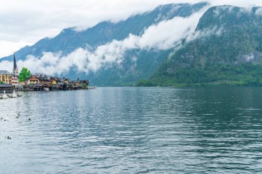 Salzkammergut bölgesinde Hallstatter Gölü üzerinde Hallstatt şehir, Avusturya
