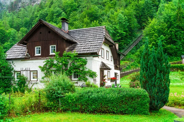ザルツカンマーグートの伝統的な建築 オーストリアのザルツブルク近郊の湖とアルプス山脈のオーストリア地域 — ストック写真