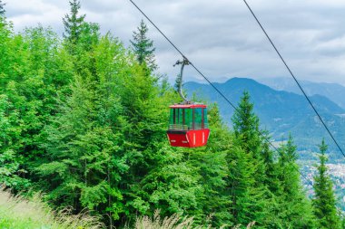 Bad Ischl, Salzkammergut, Avusturya'daki Katrin Dağı teleferiğinin kırmızı vintage gondol