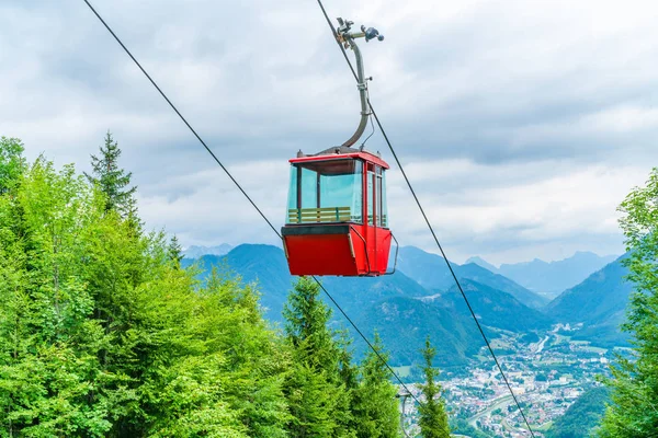 卡特林山缆车的红色复古贡多拉 在奥地利萨尔茨卡默古特的巴德伊斯克尔山顶全景 — 图库照片