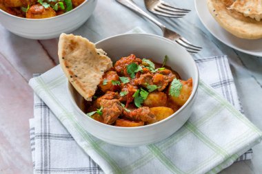 Naan ekmek ile Aloo gosht - kuzu ve patates köri - Pakistan, Bangladeş ve Kuzey Hindistan'da popüler mutfağı