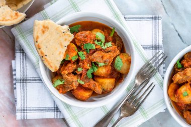Naan ekmek ile Aloo gosht - kuzu ve patates köri - Pakistan, Bangladeş ve Kuzey Hindistan'da popüler mutfağı