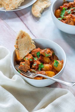 Naan ekmek ile Aloo gosht - kuzu ve patates köri - Pakistan, Bangladeş ve Kuzey Hindistan'da popüler mutfağı