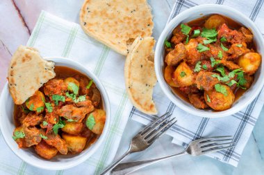 Naan ekmek ile Aloo gosht - kuzu ve patates köri - Pakistan, Bangladeş ve Kuzey Hindistan'da popüler mutfağı