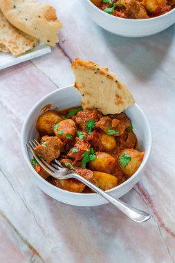 Naan ekmek ile Aloo gosht - kuzu ve patates köri - Pakistan, Bangladeş ve Kuzey Hindistan'da popüler mutfağı