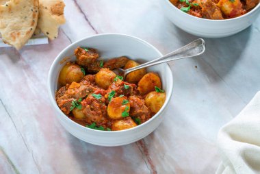Naan ekmek ile Aloo gosht - kuzu ve patates köri - Pakistan, Bangladeş ve Kuzey Hindistan'da popüler mutfağı