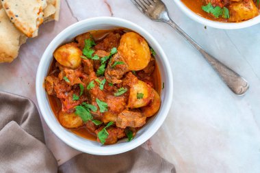 Naan ekmek ile Aloo gosht - kuzu ve patates köri - Pakistan, Bangladeş ve Kuzey Hindistan'da popüler mutfağı