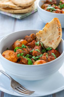 Naan ekmek ile Aloo gosht - kuzu ve patates köri - Pakistan, Bangladeş ve Kuzey Hindistan'da popüler mutfağı
