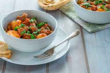 Naan ekmek ile Aloo gosht - kuzu ve patates köri - Pakistan, Bangladeş ve Kuzey Hindistan'da popüler mutfağı