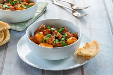 Naan ekmek ile Aloo gosht - kuzu ve patates köri - Pakistan, Bangladeş ve Kuzey Hindistan'da popüler mutfağı