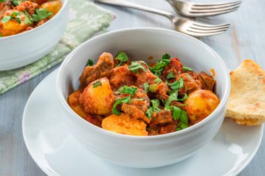 Naan ekmek ile Aloo gosht - kuzu ve patates köri - Pakistan, Bangladeş ve Kuzey Hindistan'da popüler mutfağı