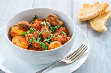 Naan ekmek ile Aloo gosht - kuzu ve patates köri - Pakistan, Bangladeş ve Kuzey Hindistan'da popüler mutfağı