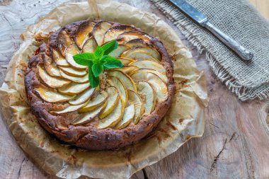 Elma, zencefil ve bal kek taze nane ile süslenmiş