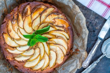 Elma, zencefil ve bal kek taze nane ile süslenmiş - havai görünümü