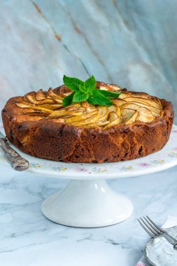 Elma, zencefil ve bal kek taze nane ile süslenmiş