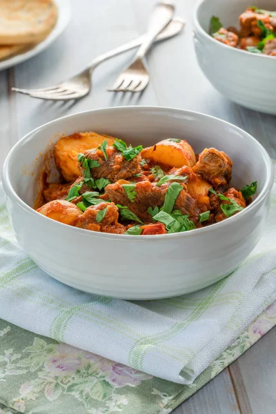 Naan ekmek ile Aloo gosht - kuzu ve patates köri - Pakistan, Bangladeş ve Kuzey Hindistan'da popüler mutfağı