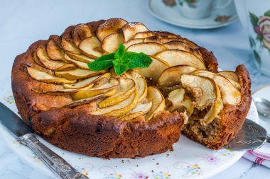 Elma, zencefil ve bal kek taze nane ile süslenmiş