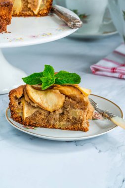 Elma, zencefil ve bal kek taze nane ile süslenmiş