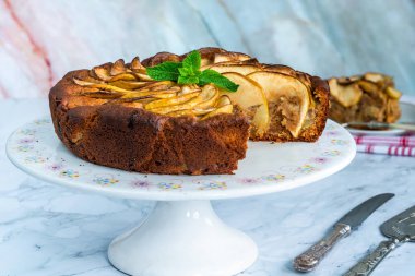 Elma, zencefil ve bal kek taze nane ile süslenmiş