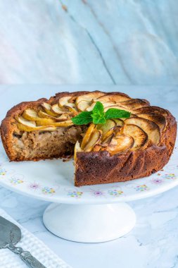 Elma, zencefil ve bal kek taze nane ile süslenmiş