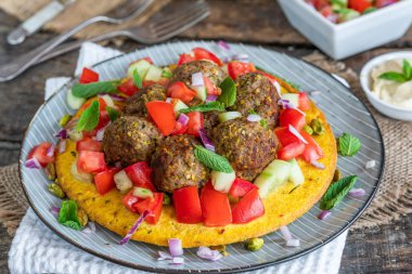 Antep fıstığı kuzu köfte ve domates sambal ile curried nohut kek