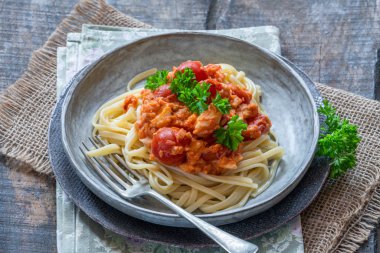 Biber yengeç ve kiraz domates linguine makarna