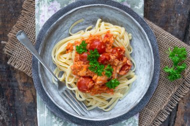 Biber yengeç ve kiraz domates linguine makarna - havai görünümü