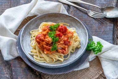 Biber yengeç ve kiraz domates linguine makarna