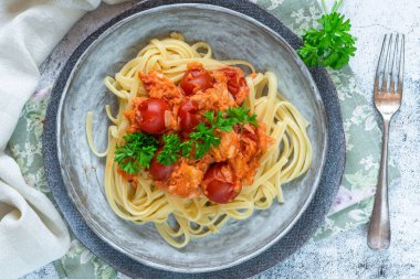 Biber yengeç ve kiraz domates linguine makarna - havai görünümü