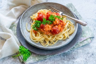 Biber yengeç ve kiraz domates linguine makarna