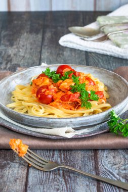 Biber yengeç ve kiraz domates linguine makarna