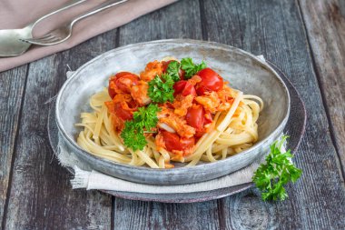 Biber yengeç ve kiraz domates linguine makarna