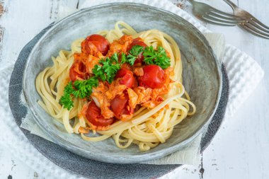 Biber yengeç ve kiraz domates linguine makarna