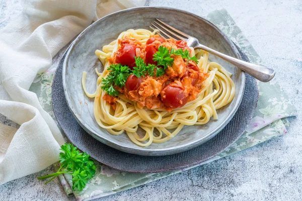 Biber yengeç ve kiraz domates linguine makarna