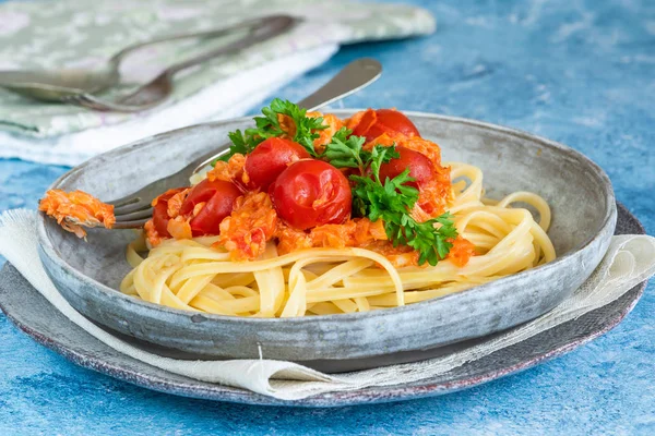 Chili Rapu Kirsikka Tomaatti Linguine Pasta — kuvapankkivalokuva