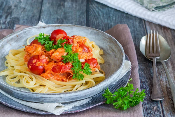 Biber yengeç ve kiraz domates linguine makarna