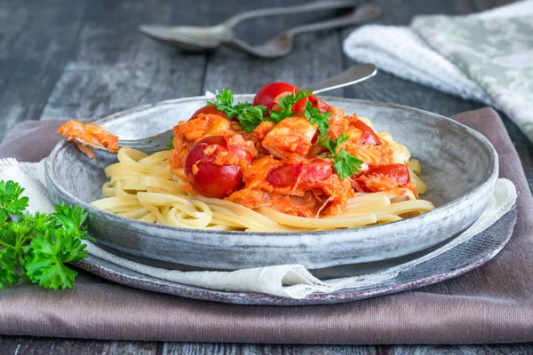 Makarony Chilli Makaron Pomidorami Wiśniowym Linguine — Zdjęcie stockowe