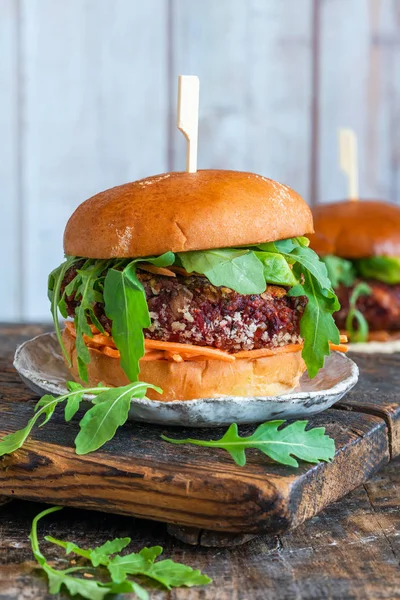 Burger Vegetarian Sfeclă Roșie Avocado Săgeată Morcov Chifle Brioșă — Fotografie, imagine de stoc