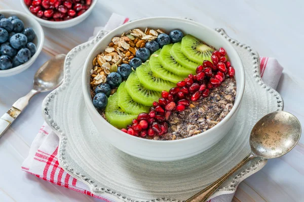 Sommergrøt Med Blandede Frø Frisk Frukt Blåbær Granatepler Kiwi Frisk – stockfoto