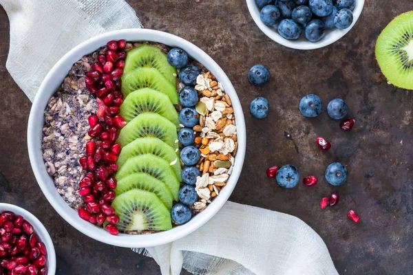 Sommerbrei Mit Gemischten Samen Und Frischen Früchten Blaubeeren Granatapfel Und — Stockfoto