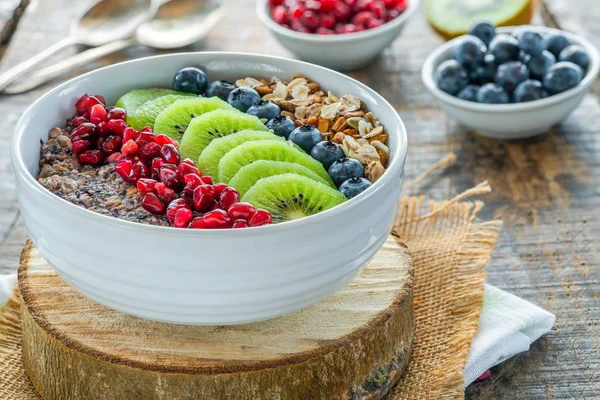 Sommergrøt Med Blandede Frø Frisk Frukt Blåbær Granatepler Kiwi Frisk – stockfoto