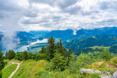Salzkammergut bölgesinde St.Gilgen köyünde Zwolferhorn dağdan Wolfgangsee gölü ve çevresindeki dağların görünümü, Avusturya