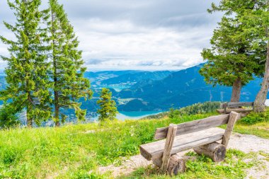 St.Gilgen köyü, Wolfgangsee gölü ve Salzkammergut bölgesinde Zwolferhorn dağından çevredeki dağların görünümü, Avusturya
