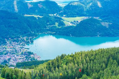 St.Gilgen köyü, Wolfgangsee gölü ve Salzkammergut bölgesinde Zwolferhorn dağından çevredeki dağların görünümü, Avusturya