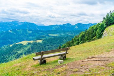 Salzkammergut bölgesinde St Gilgen Zwolferhorn dağdan mesafe içine dağların görünümü, Avusturya
