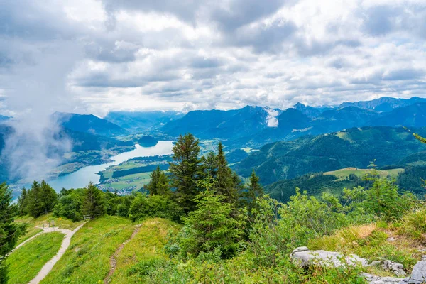 오스트리아 잘츠캄메르구트 지역의 생길겐 마을에 츠볼퍼호른 산에서 볼프강호수와 — 스톡 사진