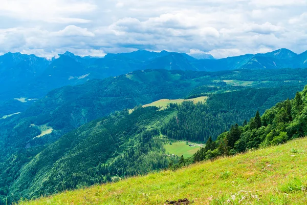 Vista Las Montañas Distancia Montaña Zwolferhorn Gilgen Región Salzkammergut Austria —  Fotos de Stock