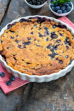 Limon, yaban mersini ve böğürtlen clafoutis - lezzetli pişmiş meyve tatlı
