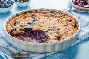 Limon, yaban mersini ve böğürtlen clafoutis - lezzetli pişmiş meyve tatlı